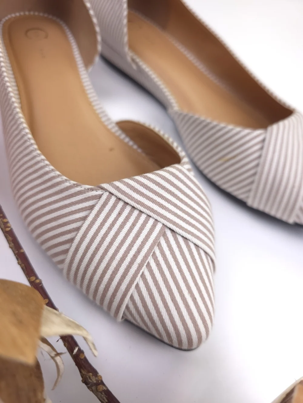 Womens White Tan Striped Flats Sz 8 - Picture 2 of 11